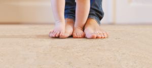 Camminare a piedi nudi sul sughero è un piacere senza pari